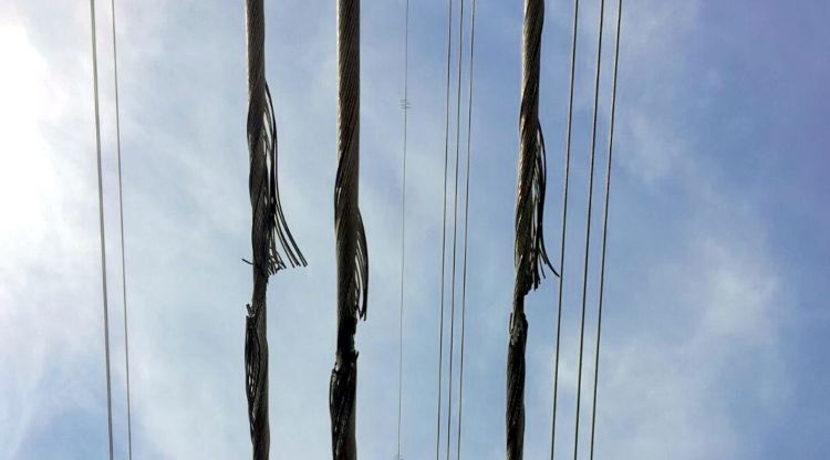 Els tres cables de la MAT a l'alçada de Cervià de Ter, desfilats després de rebre els impactes. ACN