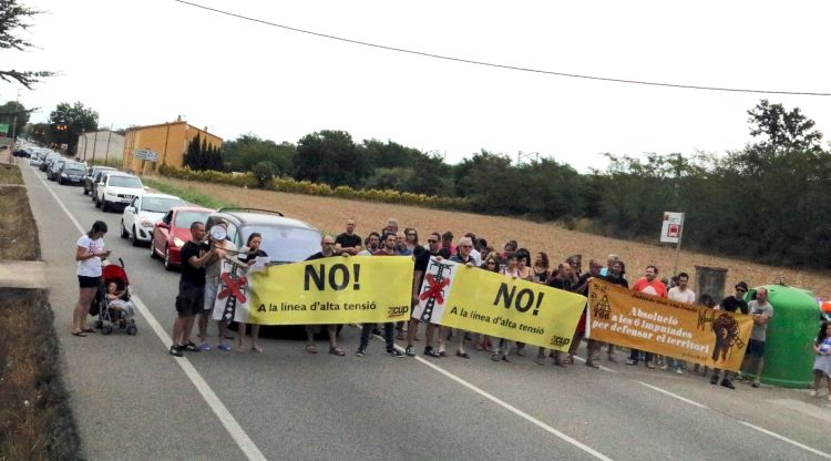 Els manifestants tallant la carretera aquesta tarda