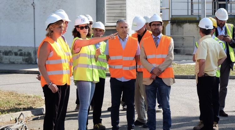 Marta Felip visitant la depuradora amb Jordi Agustí. Aj. de Figueres