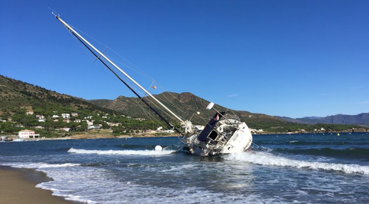 El veler que ha quedat embarrancat a la platja del Port de la Selva. ACN