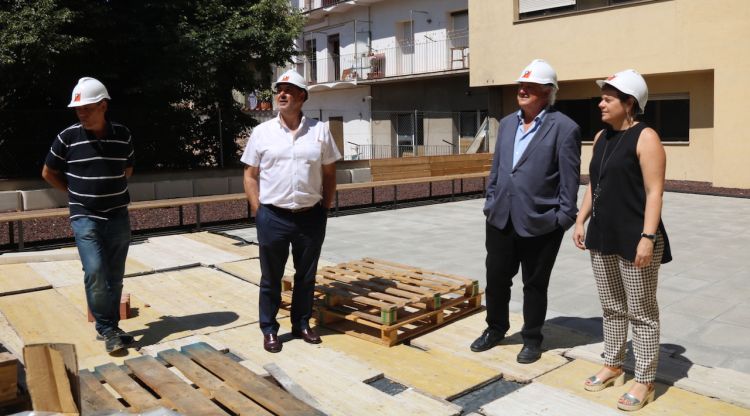 Les autoritats a la terrassa de la residència de gent gran de l'antic hospital d'Olot, en obres. ACN