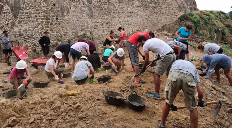 Joves en un camp de treball al castell de Montsoriu (arxiu)