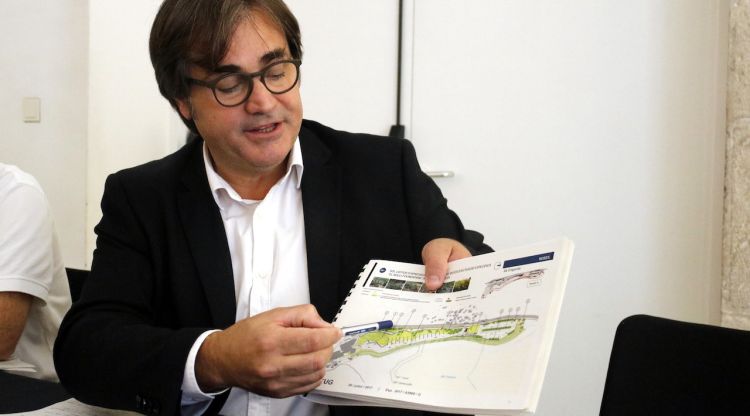 El director general d'Ordenació del Territori i Urbanisme, Agustí Serra, amb el mapa del projecte del Bulli. ACN