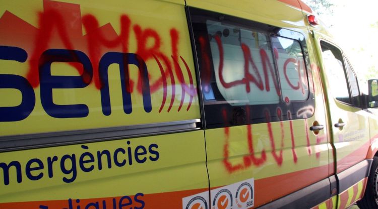 Una ambulància pintada en senyal de protesta. ACN