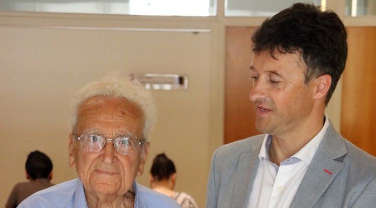 L'hereu legal de Caterina Albert, Lluís Albert Rivas, i l'alcalde de l'Escala, Victor Puga. ACN