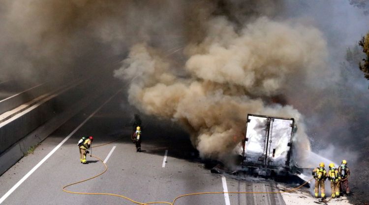 Columna de fum del remolc que s'ha incendiat a l'AP-7. ACN