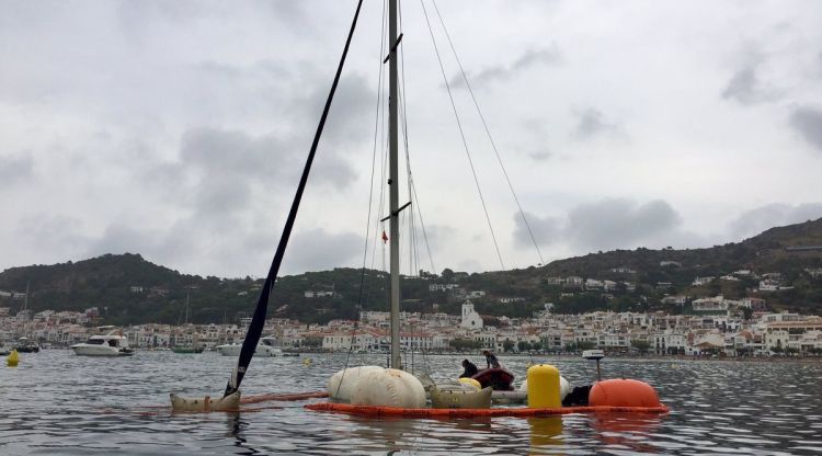 El veler enfondat davant la costa