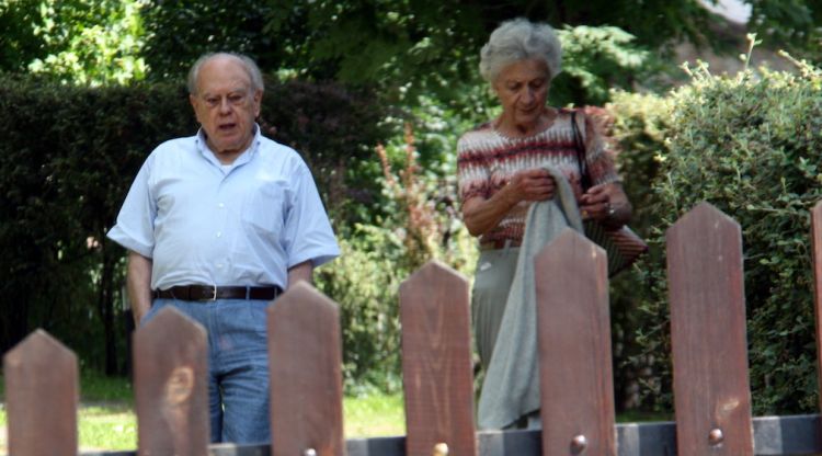 L'expresident Jordi Pujol i la seva dona, Marta Ferrusola, a la sortida de casa seva a Queralbs el 2014. ACN