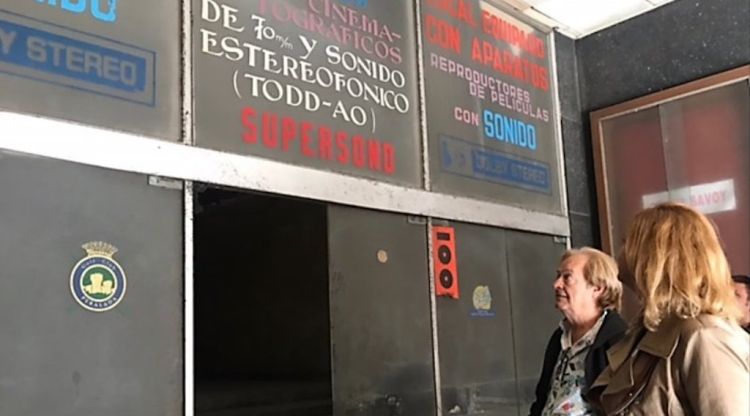 Ventura Pons i Marta Felip visitant l'antic cinema Las Vegas el maig passat. Aj. de Figueres