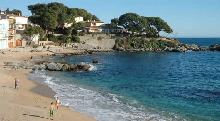 Les roques al fons des d'on van caure les menors. Visitpalafrugell.cat