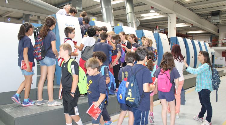 Alumnes de sisè de Primària visitant una empresa