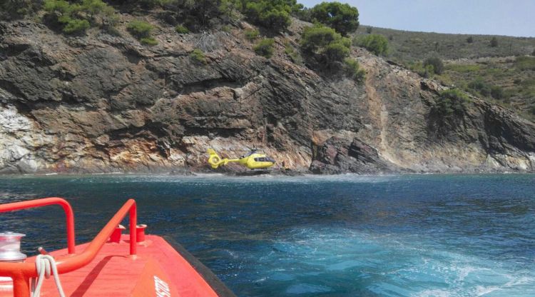 Moment del rescat del menor accidentat a Cala Montjoi. Salvament Marítim