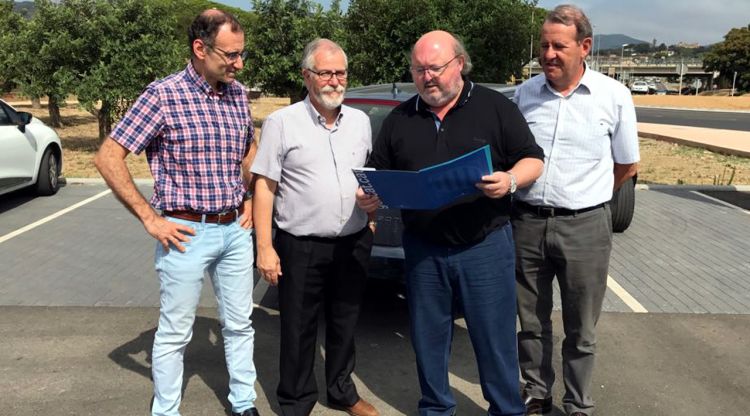 L'alcalde de Calonge Jordi Soler mira la documentació del possible nou CAP