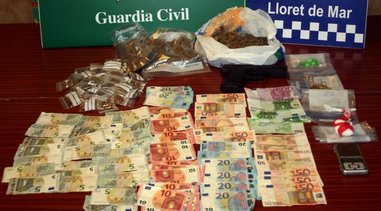 La droga que la Guàrdia Civil i la Policia Local de Lloret de Mar van comissar als dos detinguts i els diners en efectiu