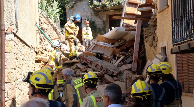 Els Bombers treballant en el rescat. ACN