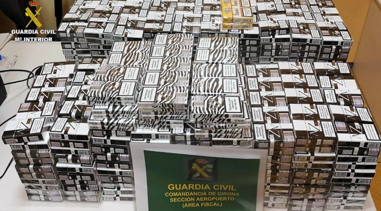 Els paquets de contraban que la Guàrdia Civil ha intervingut als dos homes que van enxampar a l'aeroport de Girona