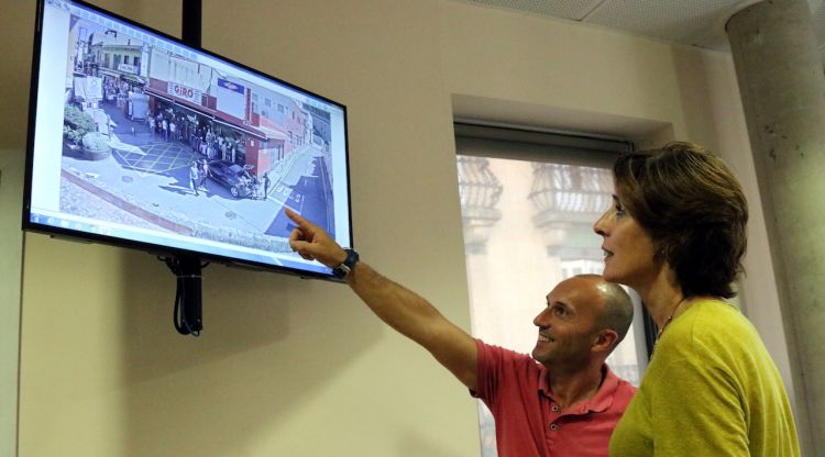 L'alcaldessa de la Jonquera, Sònia Martínez, i el primer tinent d'alcalde, Rafa Medinilla, davant de la pantalla de control. ACN