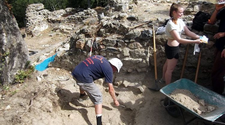 Les excavacions que s'han fet a la zona de les muralles del castell de Sant Icle de Vidreres. Aj. de Vidreres