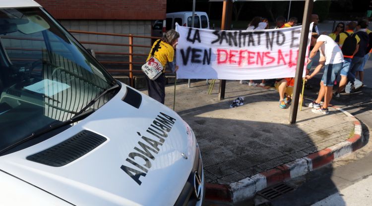 En primer terme una ambulància; i al fons, un piquet davant l'hospital Josep Trueta. ACN