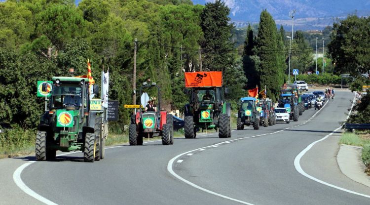 Els tractors protestant pel futur càmping de Garriguella. ACN
