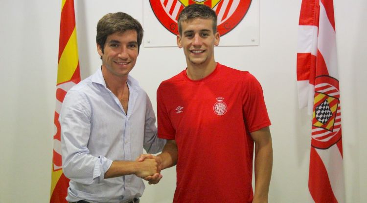 Pere Pons després de signar el contracte de renovació. Girona FC