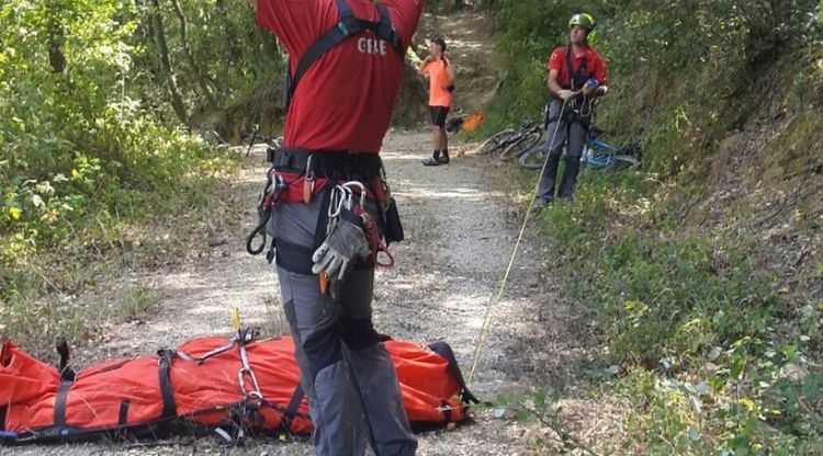 El ciclista en el moment de ser rescatat