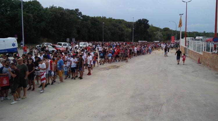 Les cues per accedir ahir al camp per veure el Girona FC contra el Manchester City. Martí Terés