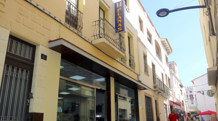 Façana de l'Hotel Planas de Lloret de Mar, on hauria tingut lloc la violació múltiple. ACN