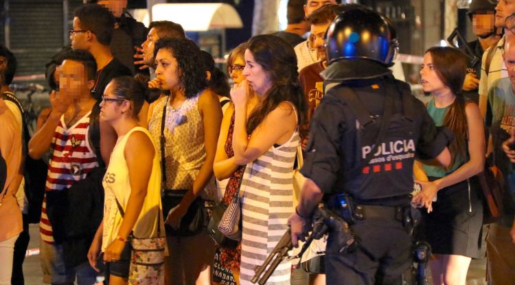 Algunes de les persones que han estat hores confinades per l'atemptat arriben a plaça de Catalunya. ACN