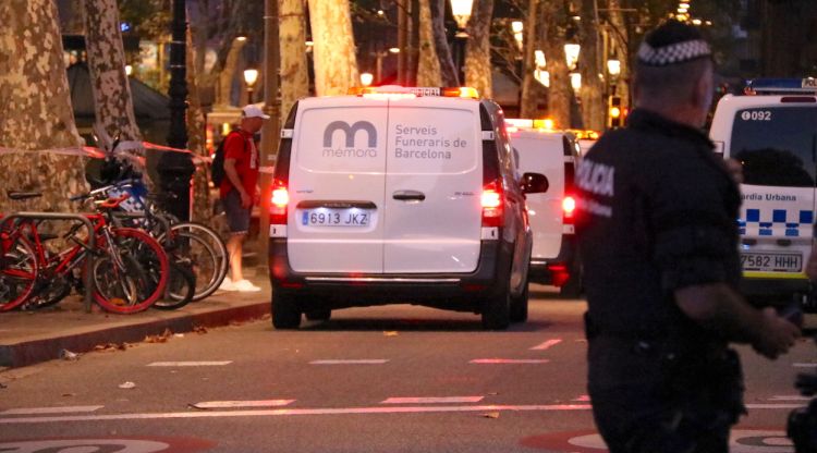 Els vehicles dels serveis funeraris arribant a la Rambla. ACN