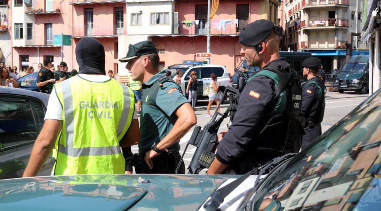 Agents de la Guàrdia Civil davant el número 1 del carrer Pont d'Olot,. ACN