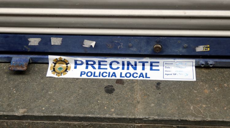 Detall del precinte que la Policia Local de Lloret de Mar ha posat a l'exterior del St. Trop. ACN