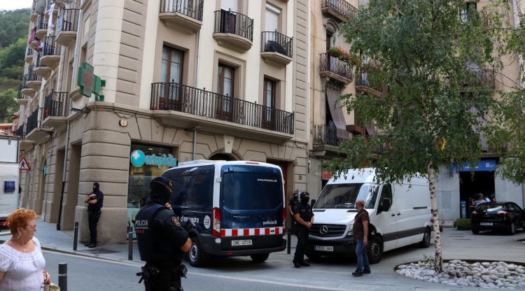 L'edifici de la Plaça Gran de Ripoll on els Mossos estan escorcollant. ACN