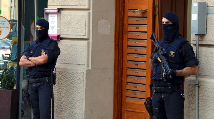 Entrada d'un dels pisos escorcollats ahir a la Plaça Gran de Ripoll (arxiu)