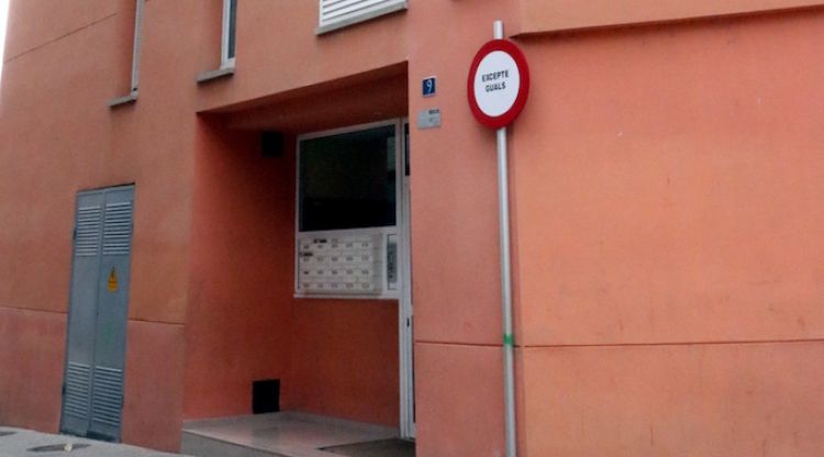 El bloc del carrer Santa Magdalena de Ripoll on vivia la família del fugitiu relacionat amb els atemptats. ACN