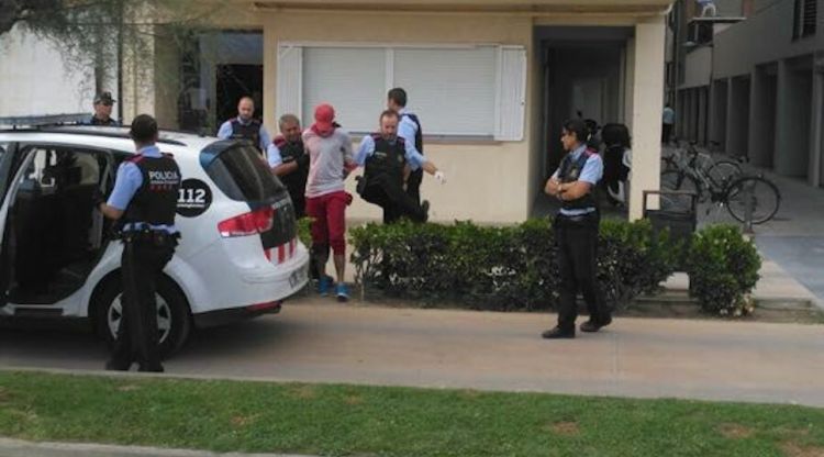 Moment de la detenció del jove. Pilar Gallego Martinez