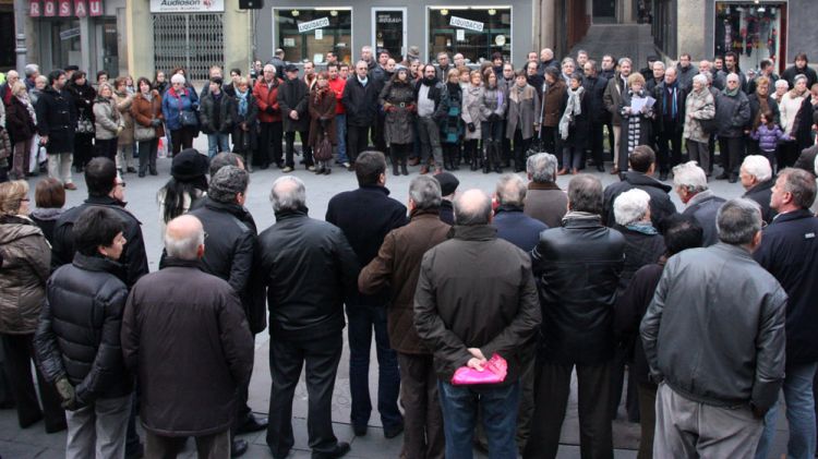 Unes 300 persones s'han aplegat a la plaça Major d'Olot © ACN