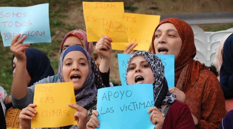 Dones de la comunitat musulmana de Ripoll a les portes de l'ajuntament. ACN