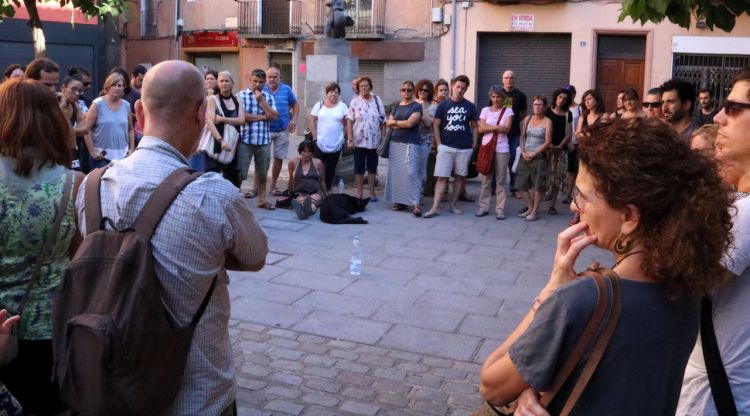 Un pla general de la trobada que un centenar de persones han fet a la plaça de la Llibertat de Ripoll. ACN