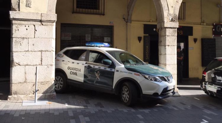 Un dels escorcolls durant el registre efectuat ahir al matí a Figueres. Tramuntana TV