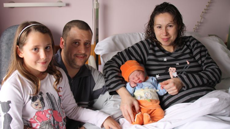 Els pares del nadó, Sònia Garcia i Ivan Embid, amb el nadó i una de les seves dues filles © ACN