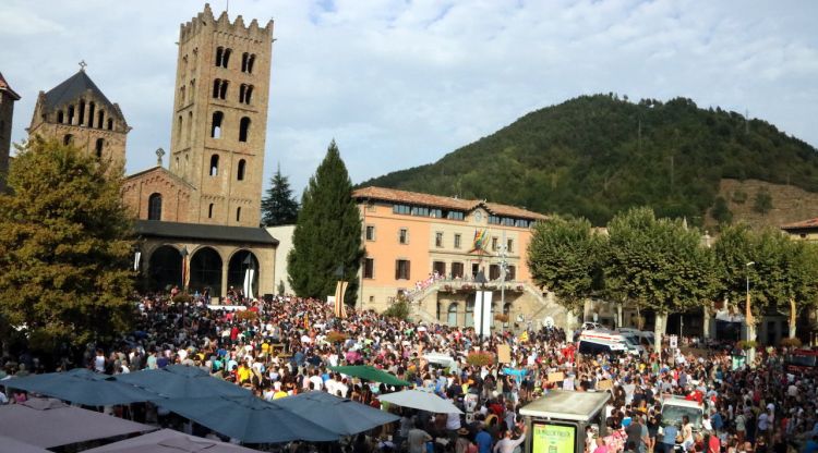 La Plaça del Monestir de Ripoll on s'han concentrat milers de persones. ACN