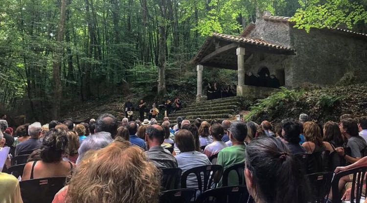 Una de les actuacions a l'erminta de Sant Martí del Corb. Ésdansa