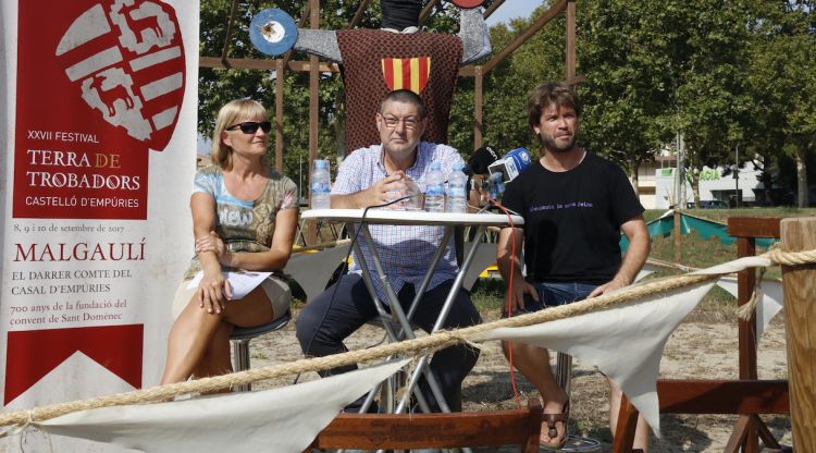 Les autoritats que aquest avui han presentat la nova edició del Terra de Trobadors a Castelló d'Empúries. ACN