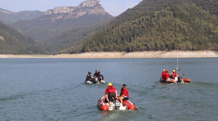 Els serveis d'emergència iniciant els treballs per reflotar el cotxe de la parella del Maresme desapareguda a Susqueda. ACN