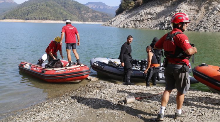 Els serveis d'emergència es preparen per iniciar els treballs per reflotar el cotxe. ACN