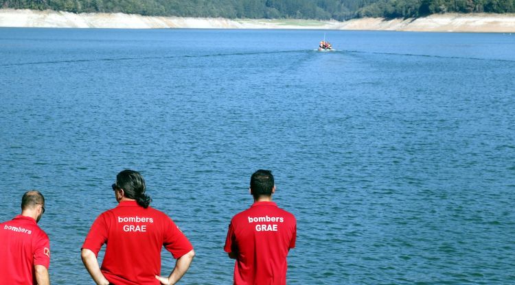 Tres bombers al pantà de Susqueda en la recerca de la parella desapareguda. ACN