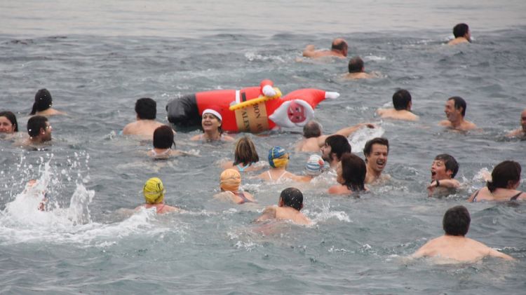 Els banyistes han suportat una temperatura de 13º a l'aigua © ACN