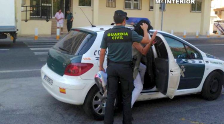 La dona detinguda entrant a un cotxe de la Guàrdia Civil a Alacant
