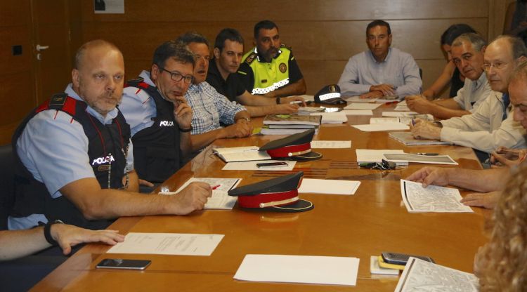 Representants dels cossos de seguretat d'Olot i membres del consistori reunits avui. ACN